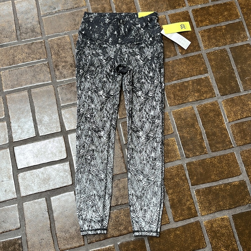 🛍 6 for $35 • NWT All In Motion Black & White Printed High Rise 7/8 Legging